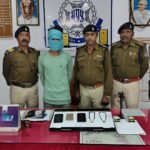 Vicious accused who stole mobiles and jewelery of passengers in train arrested