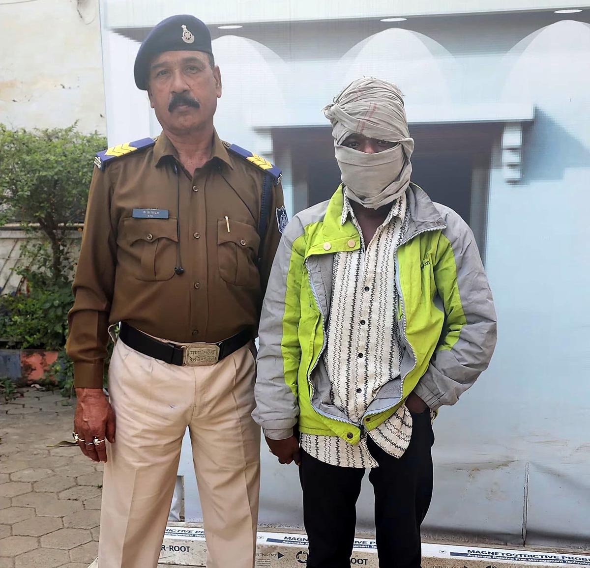 The vicious thief who stole mobiles and jewelery of passengers in the train is in the custody of GRP.