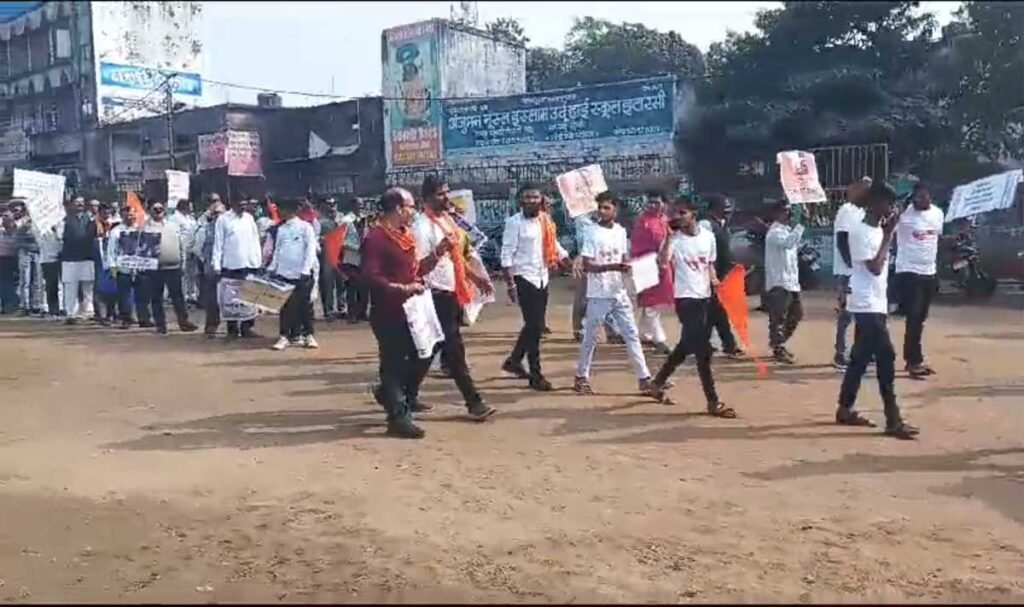 The entire Hindu society took out a protest rally, a meeting was held at Jaistambh.