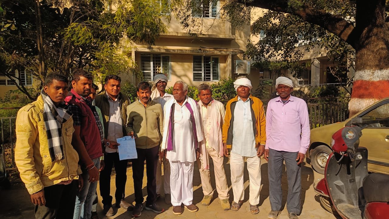 There is shortage of fertilizer in the villages of Kesla block, farmers applied in the public hearing.