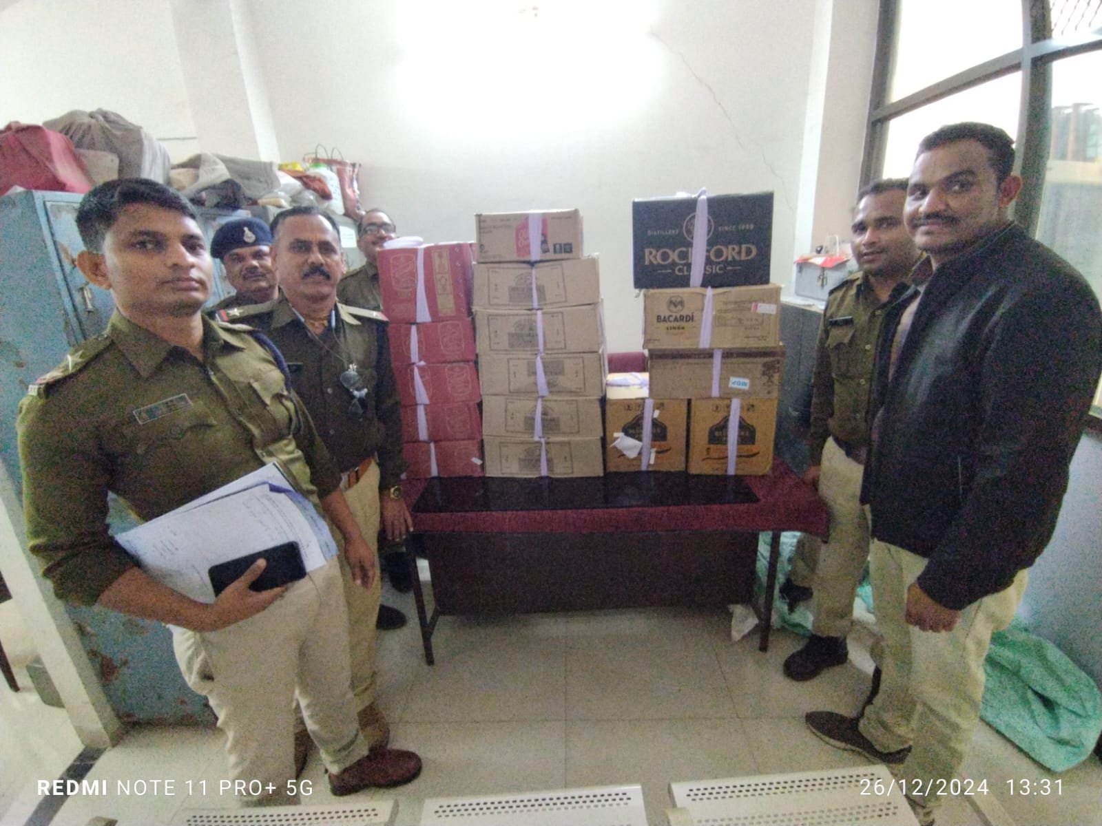 Kotwali police caught a cache of liquor along with the car