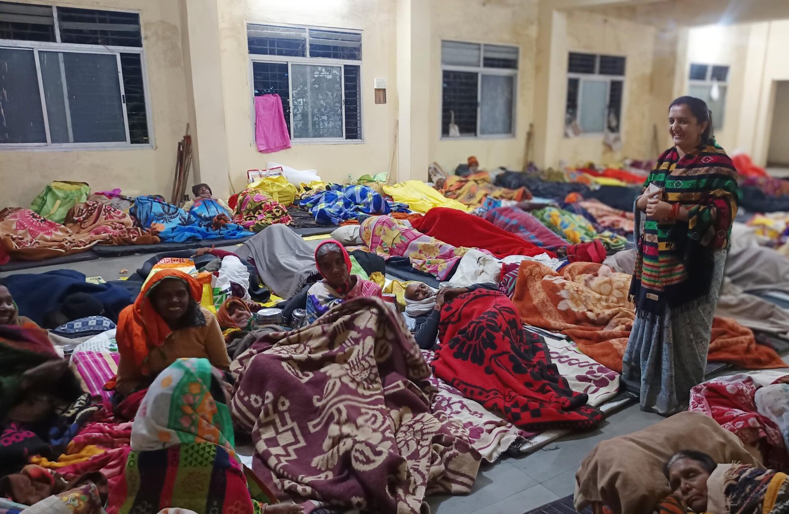 Municipal Corporation President Neetu Yadav inspected night shelters late at night in the bitter cold.