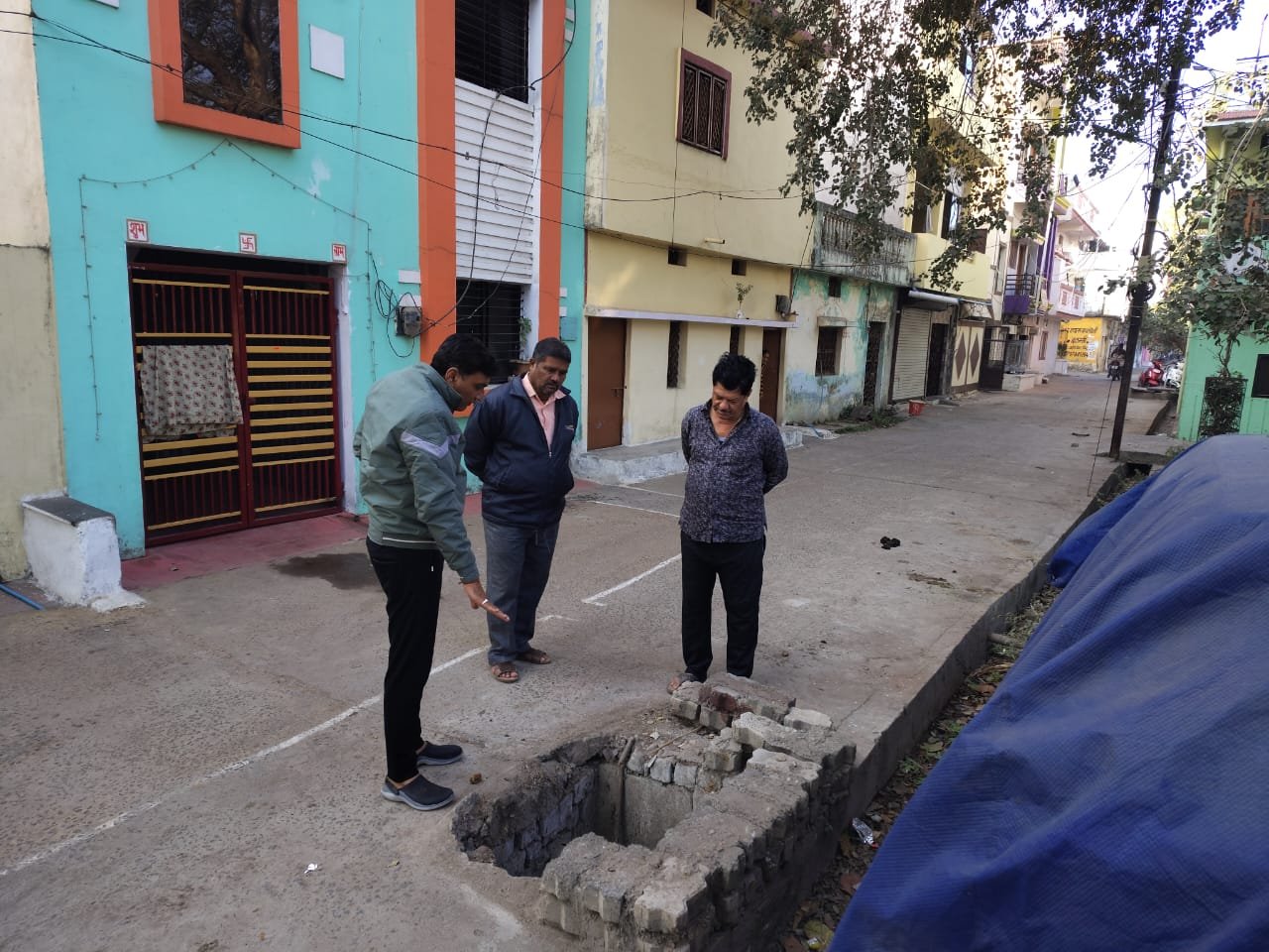 The mayor inspected the chamber when there was a problem of cleanliness.