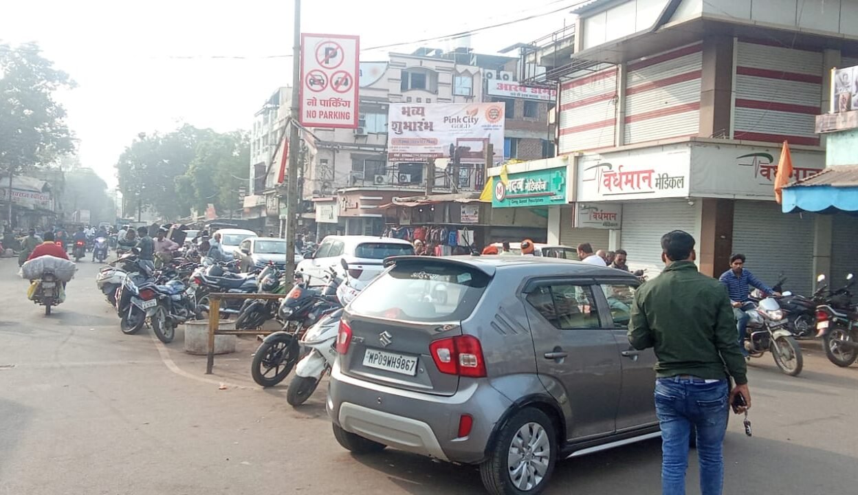 Despite the no-parking information board, four-wheelers are still parked at Jaistambh Chowk.