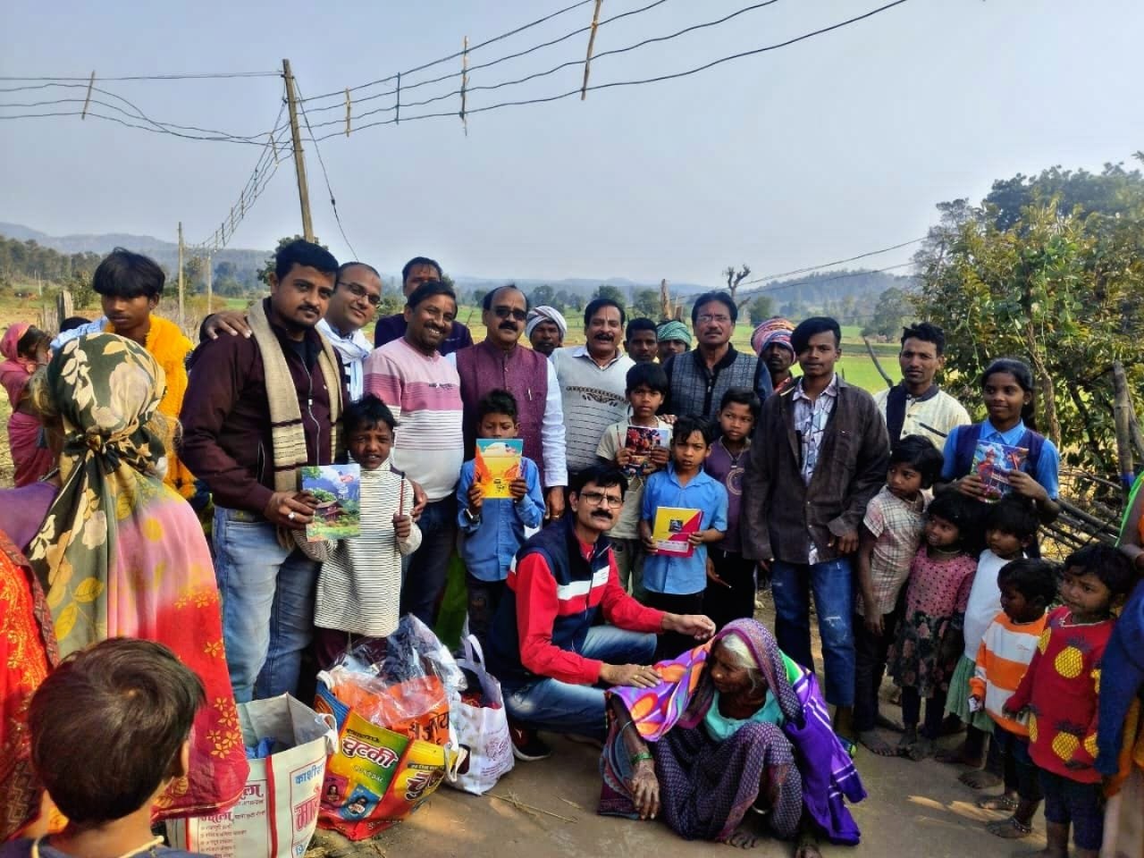 Maheshwari Samaj reached tribal areas and distributed warm clothes.