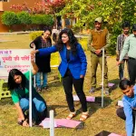 Sarika took tourists around the earth without walking