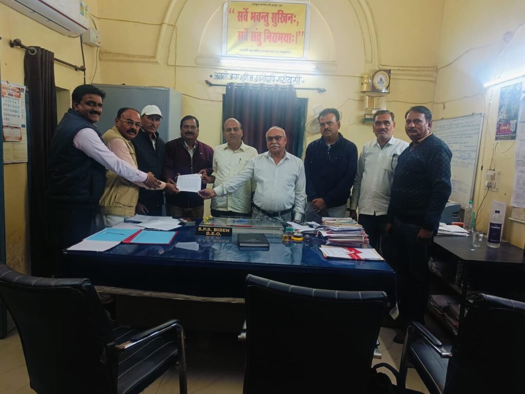 Teachers union presented four point memorandum to DEO and JD