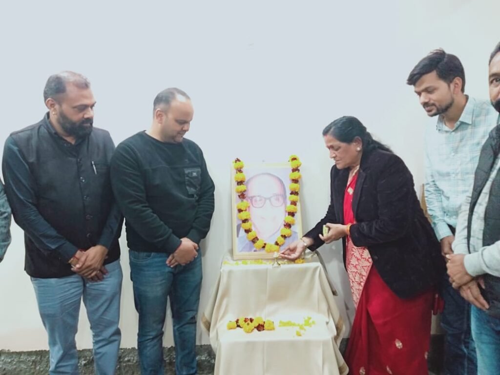 BJP workers celebrated the death anniversary of Kushabhau Thackeray