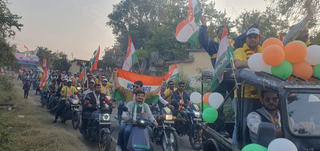 West Central Railway Mazdoor Sangh took out a vehicle rally, filled with enthusiasm among the youth.