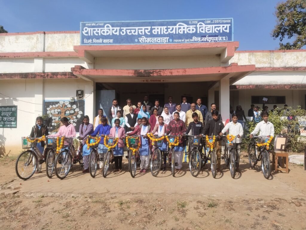 23 students of Higher Secondary School Somalwada and Hirankheda got bicycles.