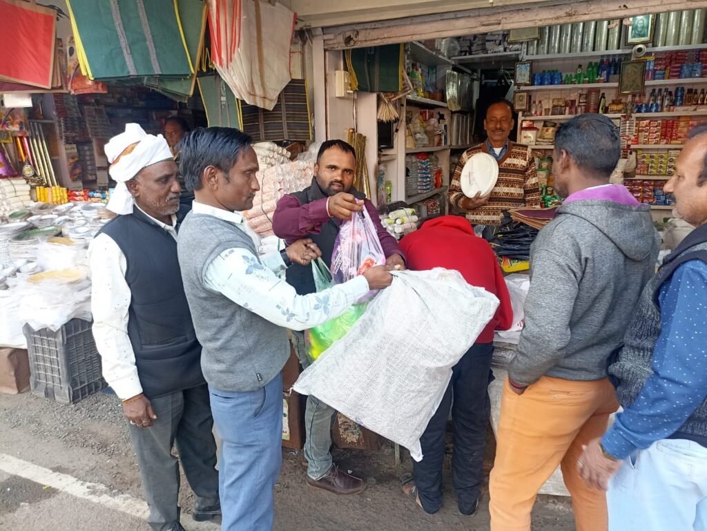 Municipality team seized 8 kg of banned polythene from market shops