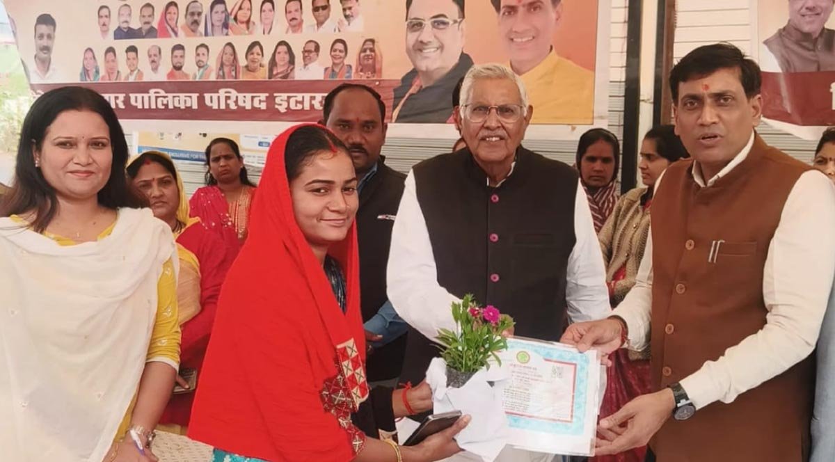 MLA provided saplings to the citizens who brought problems in the Chief Minister's Public Welfare Campaign Camp.