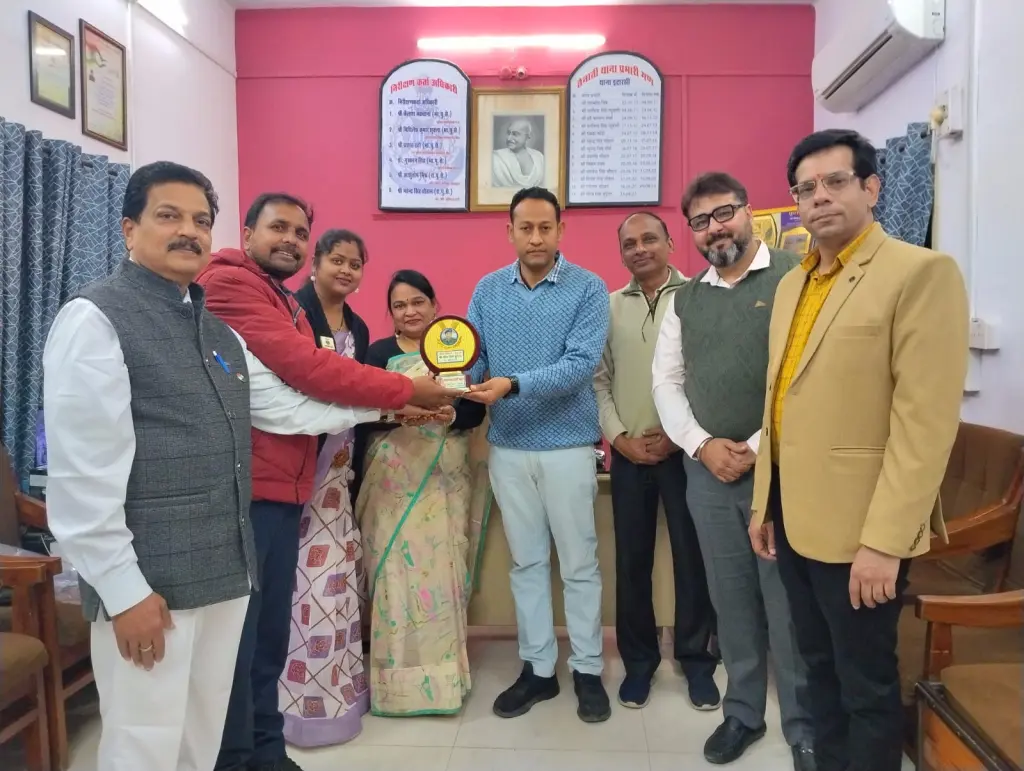 Lions Club Itarsi couple honored TI Gaurav Singh Bundela