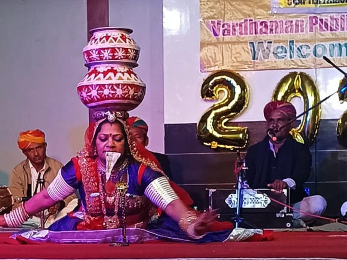 पहले जिंदगी के अनुभवी, फिर देश के भविष्य के समक्ष लोक कला की प्रस्तुति 1 Presentation of folk art first to the experiences of life, then to the future of the country.