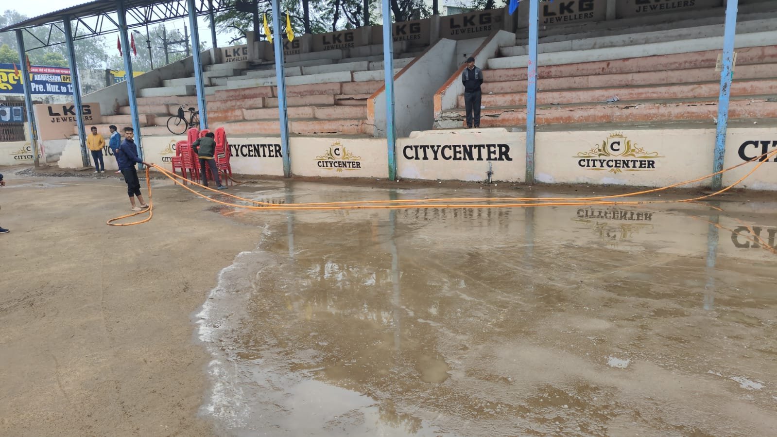 Mawathe increased the tension of hockey players, players started removing water from the field