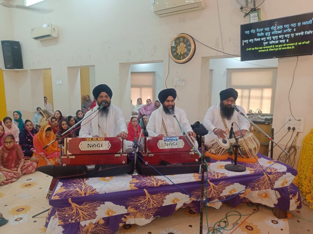 Tasted langar after listening to Kirtan, offered shisha in Gurudwara, celebrated Prakash Utsav with pomp and show