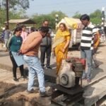 Municipal Chairman Neetu Mahendra Yadav inspected the road being built in Ward 19.