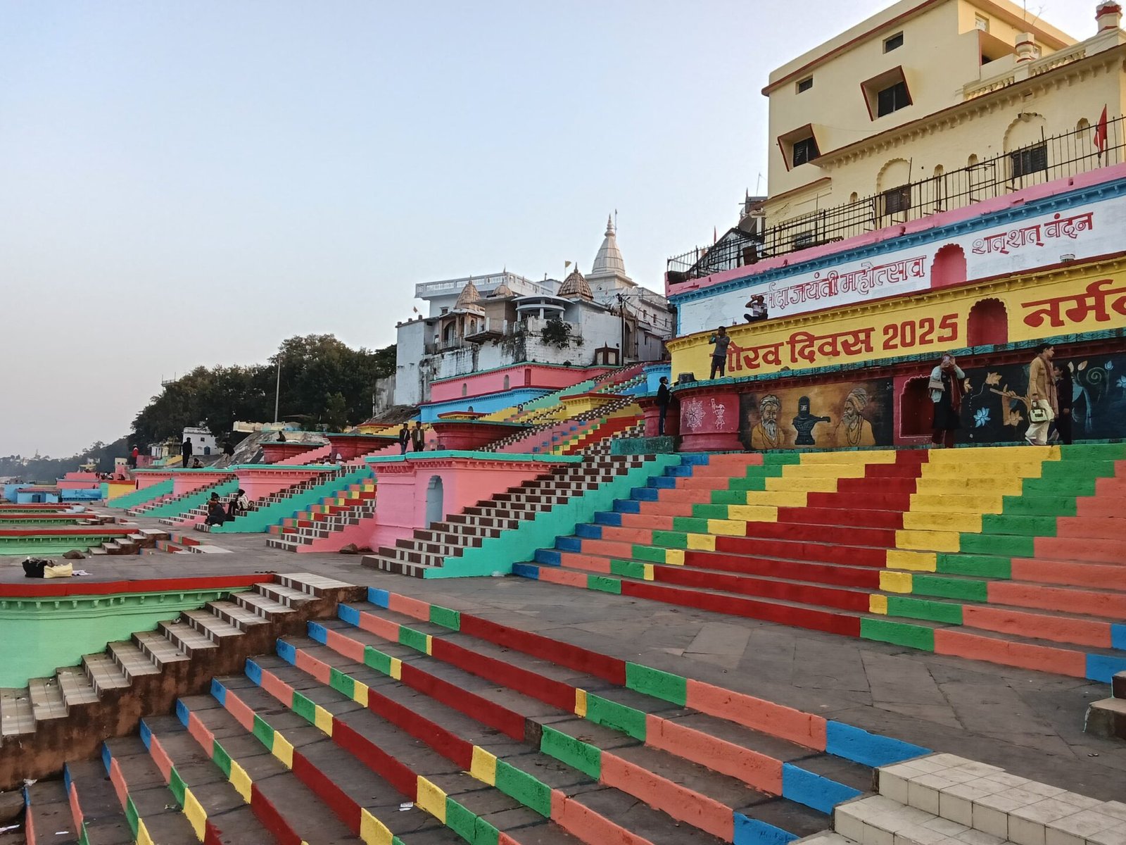 गौरव दिवस और मां नर्मदा जयंती की तैयारी शुरू, मनभावन रंगों से सज रहे घाट 1 Preparations for Pride Day and Maa Narmada Jayanti begin, ghats getting decorated with pleasing colors