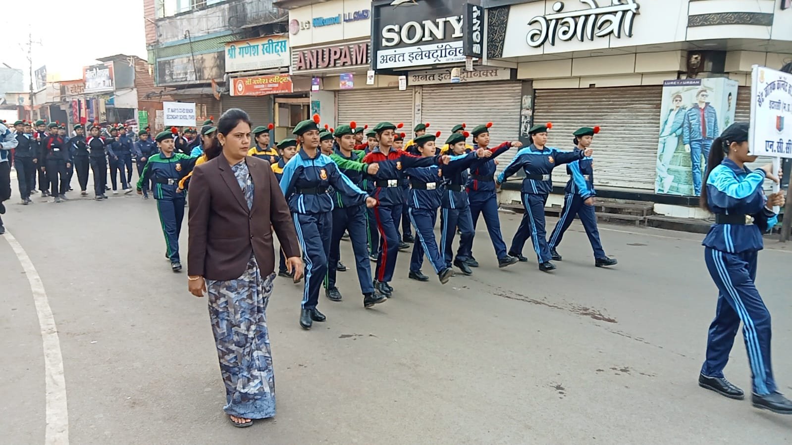 एमजी मार्ग पर की गई आज गणतंत्र दिवस के मार्चपास्ट की रिसर्हल 1 Rehearsal of Republic Day marchpast was conducted on MG Marg today
