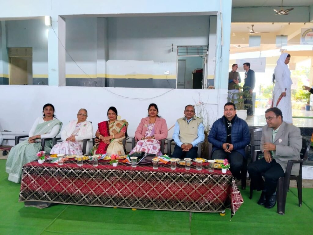 Lions Club couple Itarsi hoisted the flag