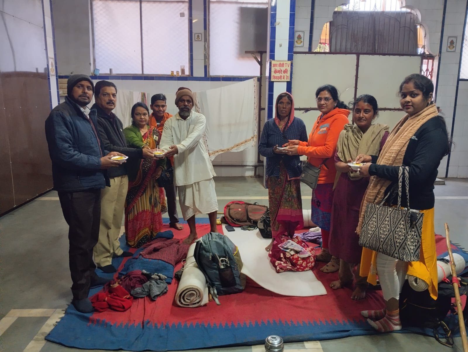 लायंस क्लब ने नर्मदा परिक्रमा करने वालों को खिचड़ी वितरित की 1 Lions Club distributed Khichdi to those doing Narmada Parikrama.