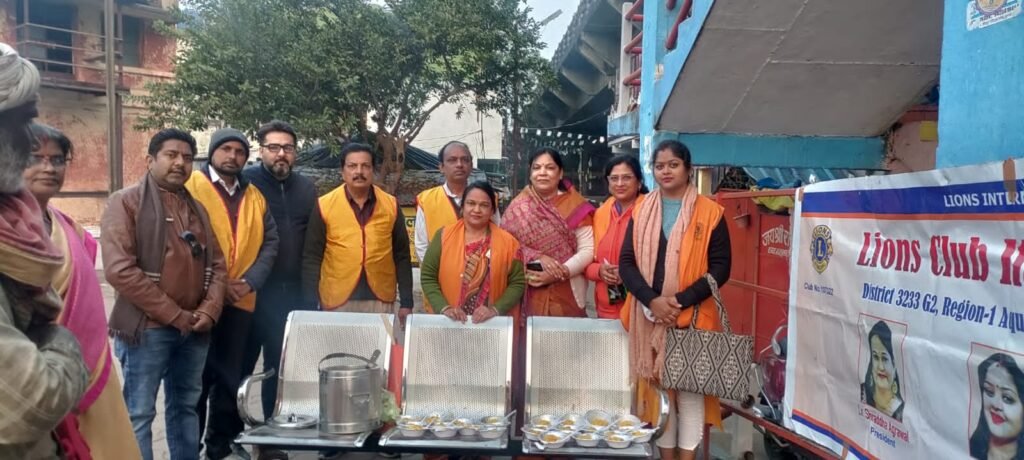लायंस क्लब ने नर्मदा परिक्रमा करने वालों को खिचड़ी वितरित की 2 Lions2