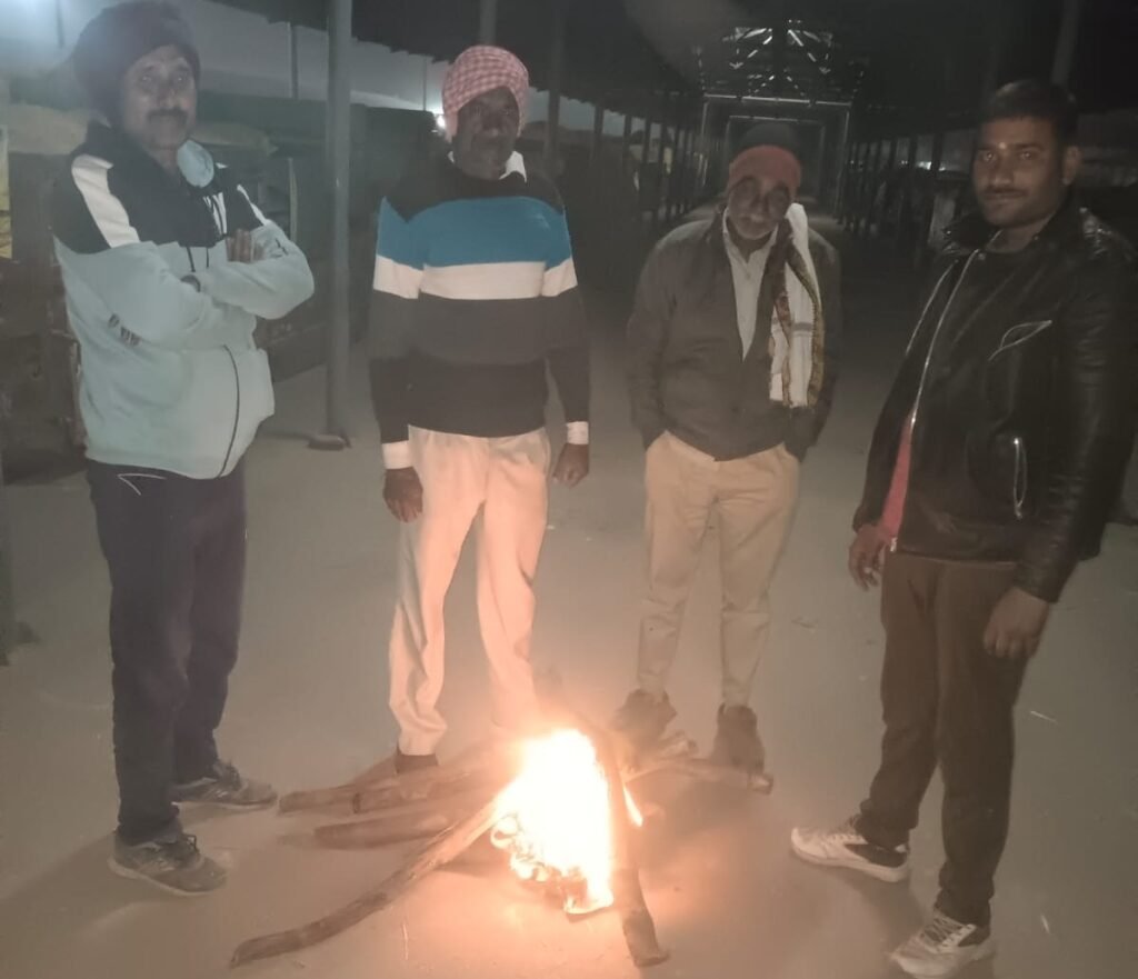 Mandi management made arrangements for bonfire to protect farmers from cold at night