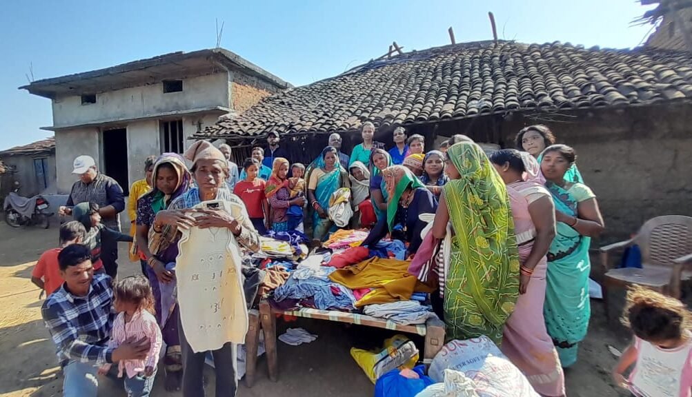 नारी जागृति मंच के स्थापना दिवस पर जरूरतमंदों को बांटे गर्म कपड़े 1 Distributed warm clothes to the needy on the foundation day of Nari Jagriti Manch