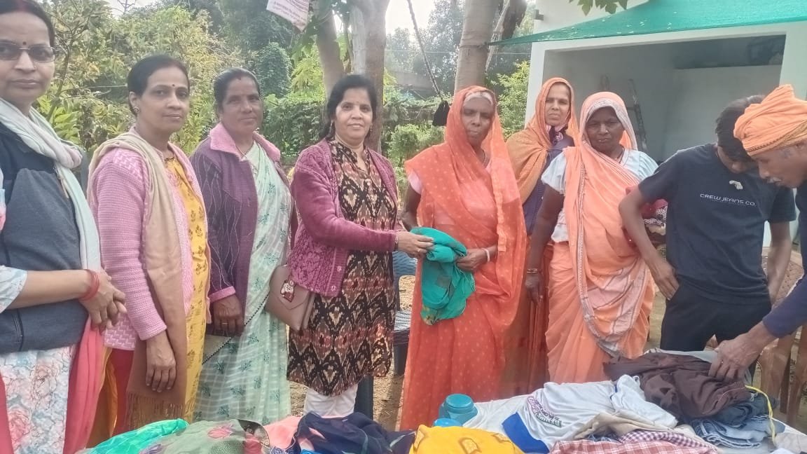 Nari Jagriti Manch Itarsi started distribution of clothes