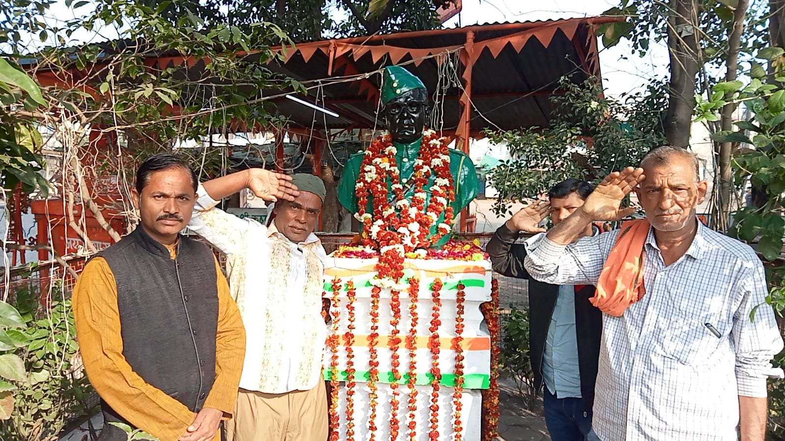 Tribute paid to Netaji Subhash Chandra Bose at Subhash Park located at the bus stand.