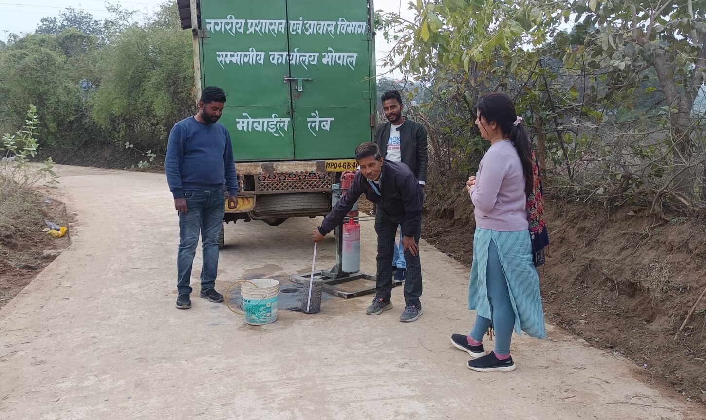 नगरीय प्रशासन की टीम ने लिया रोड निर्माण सामग्री का सैंपल 1 Urban administration team took sample of road construction material