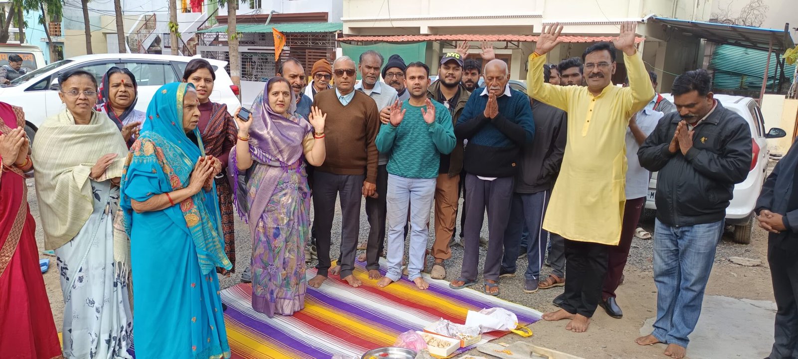 वार्ड 23 में नपाध्यक्ष नीतू महेंद्र यादव ने प्रारंभ कराया रोड का काम 1 Municipal President Neetu Mahendra Yadav started the road work in Ward 23.