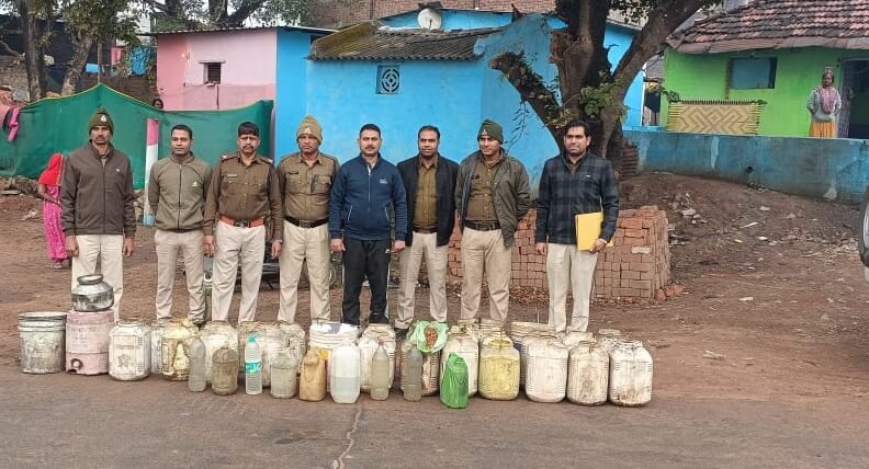 Police seized illegal raw liquor from Ambedkar Ward.