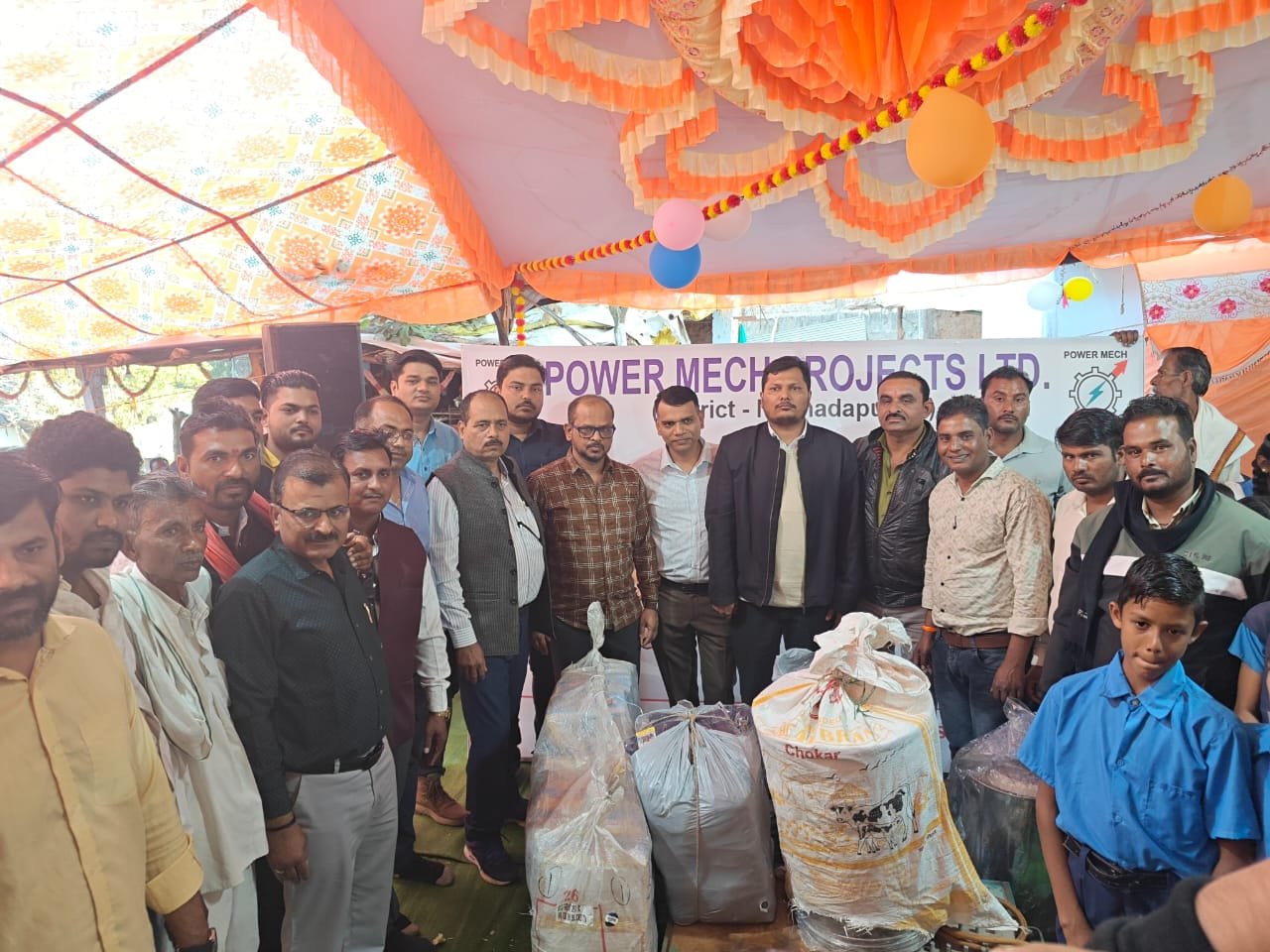 Power Mac Project Limited Company distributed warm clothes to children in school.