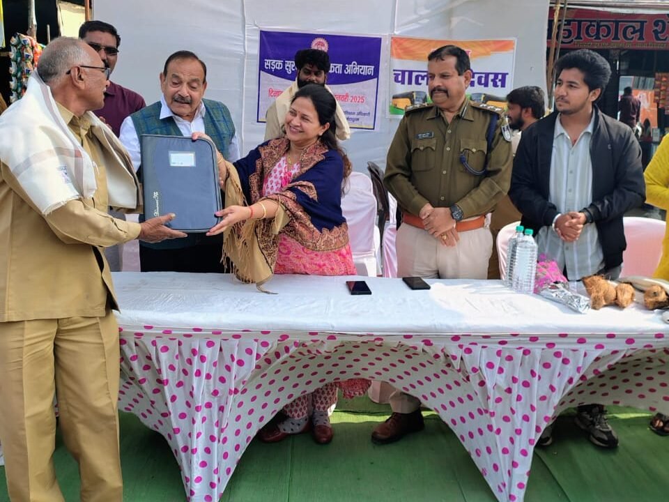 Drivers honored with 'Shawl Shriphal' on National Driver's Day