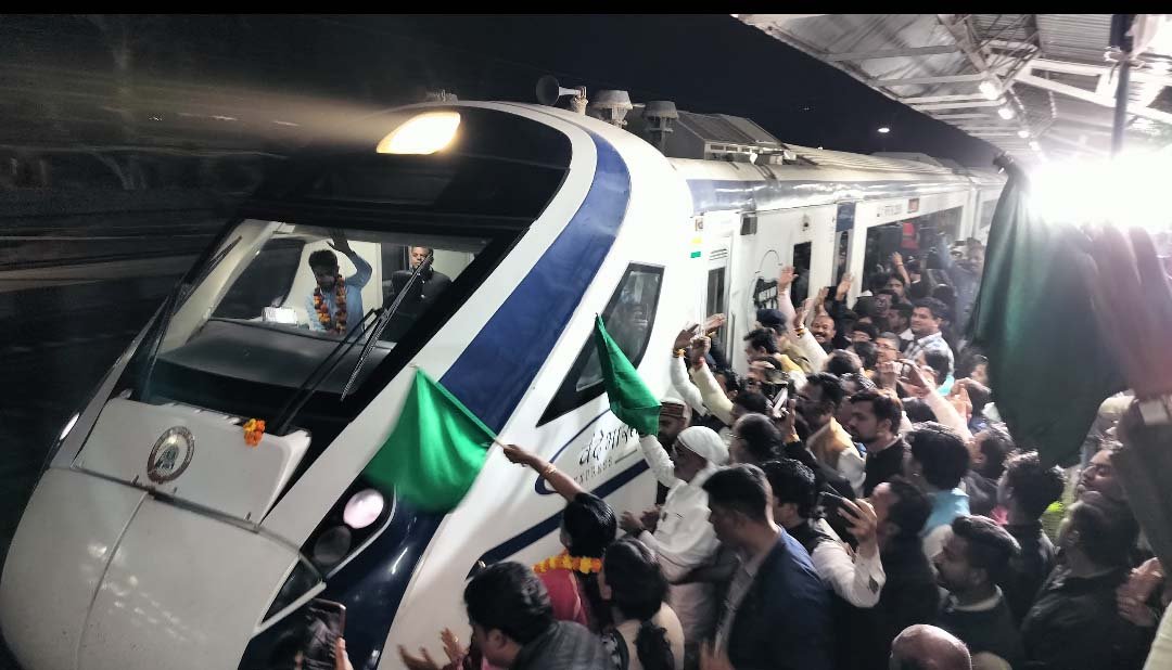 Vande Bharat Express will stop for a minute at Narmadapuram station