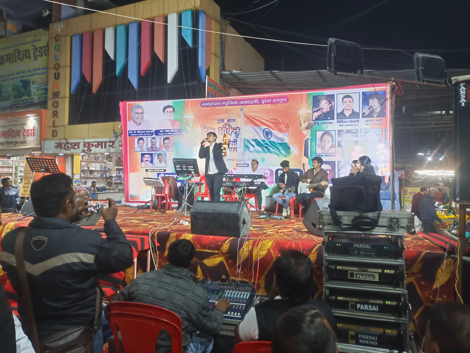 Patriotism and songs captivated everyone, hundreds of people enjoyed the songs, artists were honored