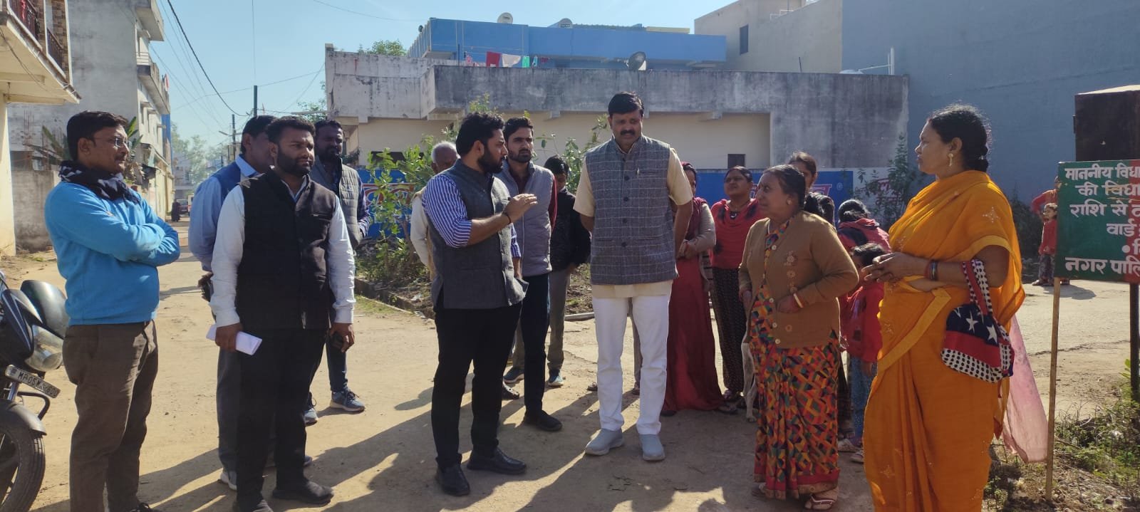 एसडीएम ने किया शहर का दौरा, स्कूली बच्चों को पढ़ाया, मध्याह्न भोजन ग्रहण किया 1 SDM toured the city, taught school children, took midday meal