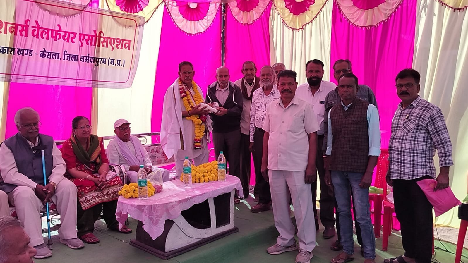 Pensioners Welfare Association honored Kanchedilal Rathore who saved ATM from robbery