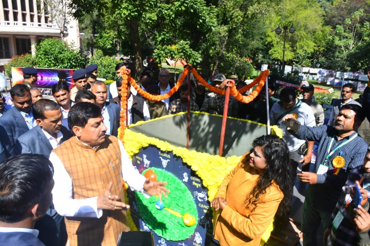 Chief Minister appreciated the Kumbh Astronomy Clock prepared by Sarika