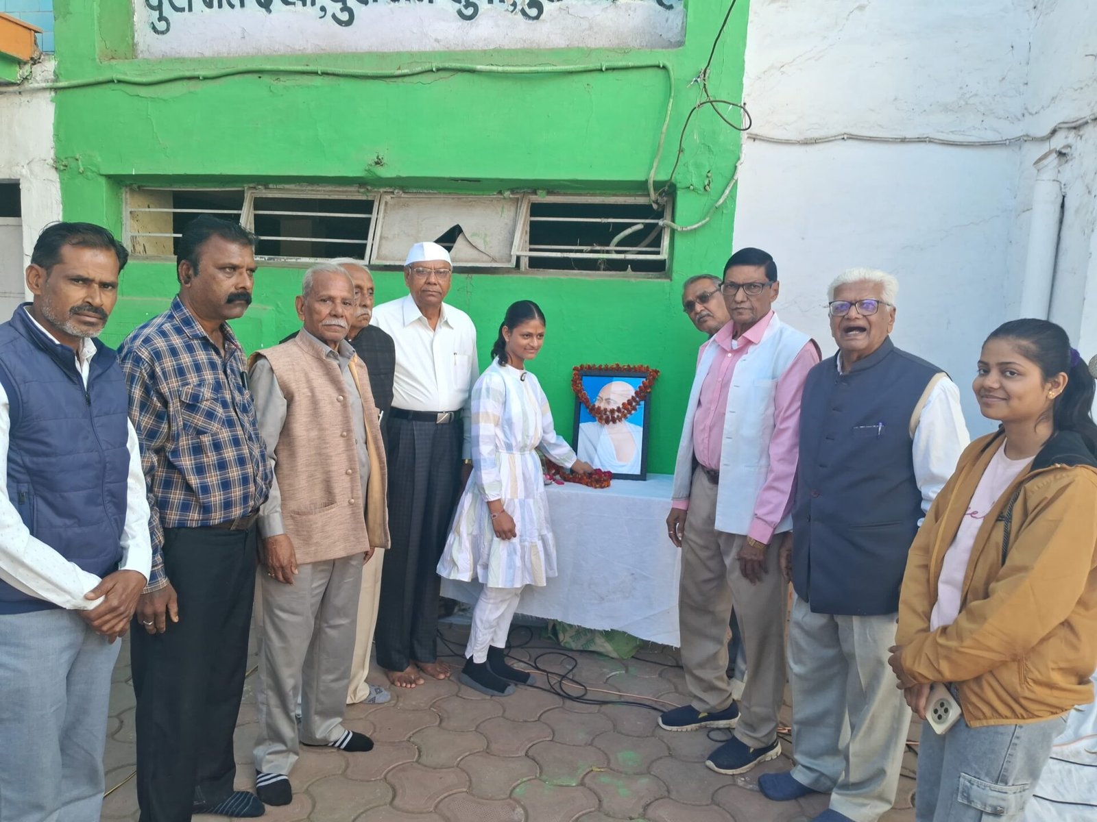 वरिष्ठ नागरिक मंच ने गांधी पुण्यतिथि पर श्रद्धा सुमन अर्पित किये 1 Senior Citizens Forum paid tribute to Gandhi on his death anniversary.