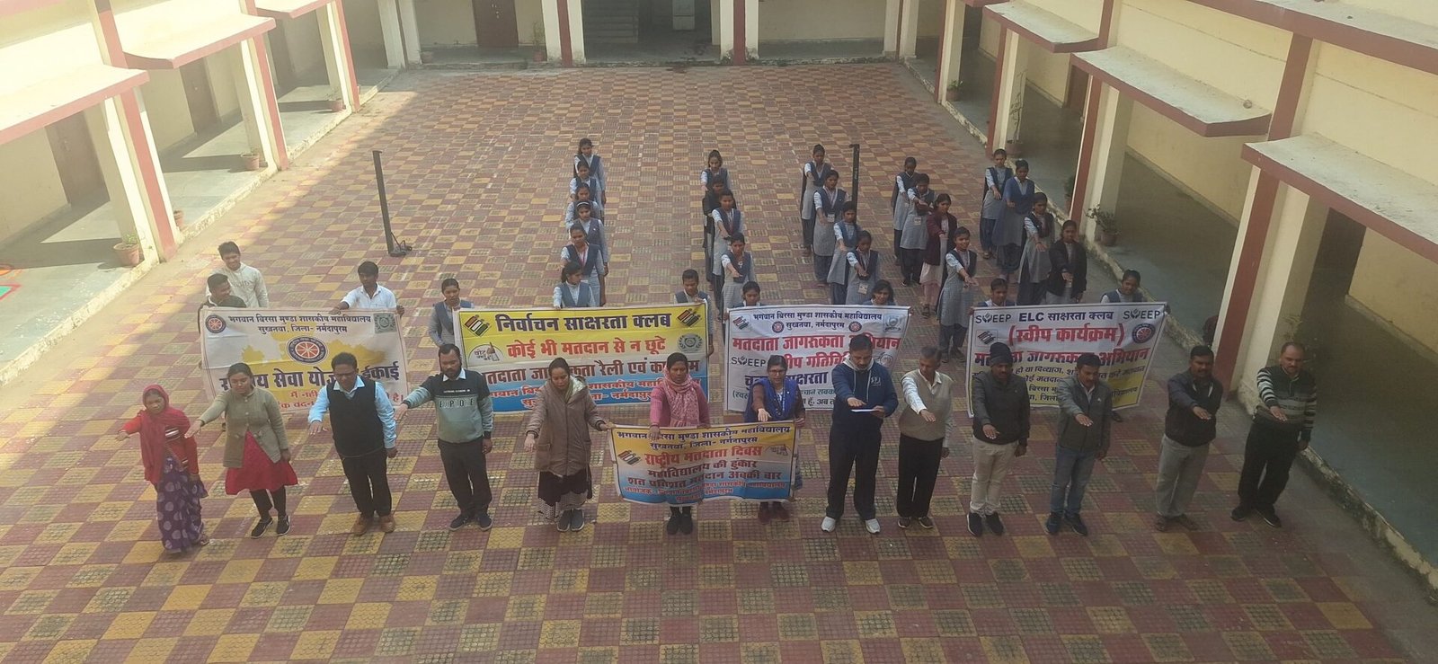 Students of Bhagwan Birsa Munda College wrote an essay and gave the message of voting.