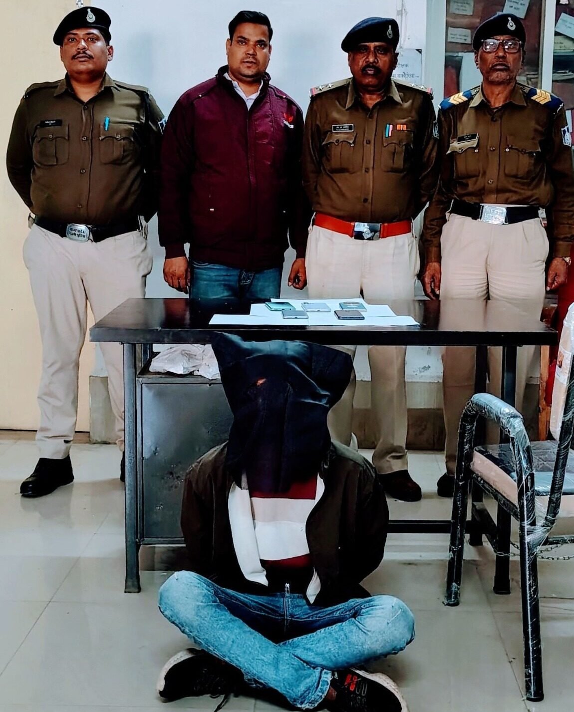 Five mobile phones worth Rs 1.25 lakh seized from accused of theft in train