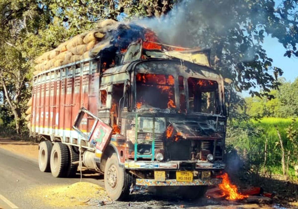 चलते ट्रक में आग लगी, ट्रक में रखी कुछ धान जली 1 A moving truck caught fire, some paddy kept in the truck got burnt