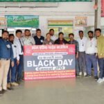 Train managers did their duty by tying black ribbon, demonstrated in front of the lobby