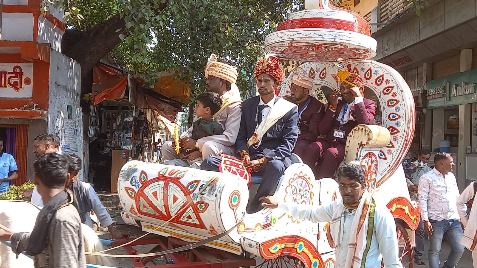 On Vasant Panchami, 11 couples from Yadav community got married.
