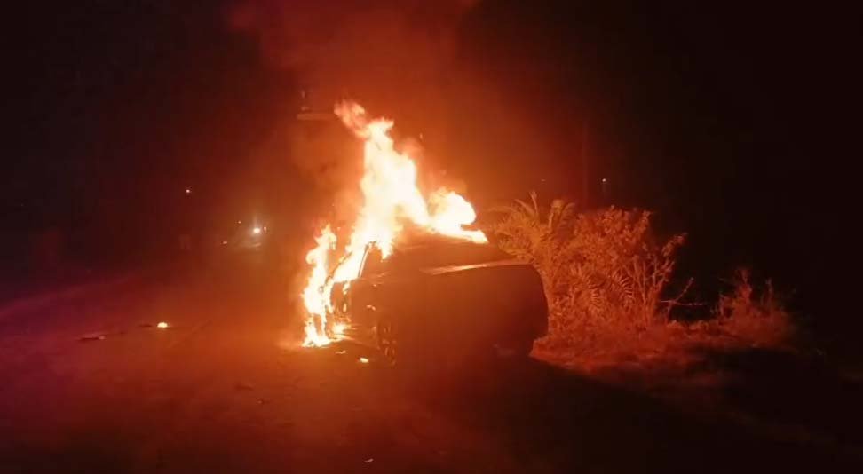 Video: The Burning Car: Car caught fire on Pipariya Road, three youths saved their lives by coming out of the burning car.