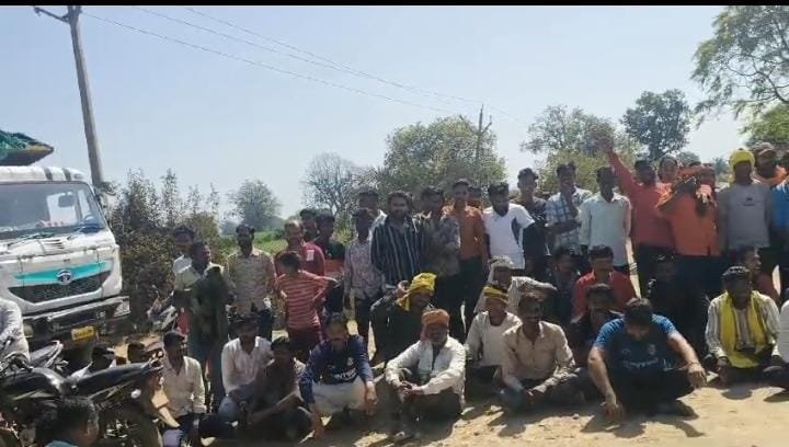Video: Tribals blocked the way of dumpers saying sand excavation from Tawa is illegal