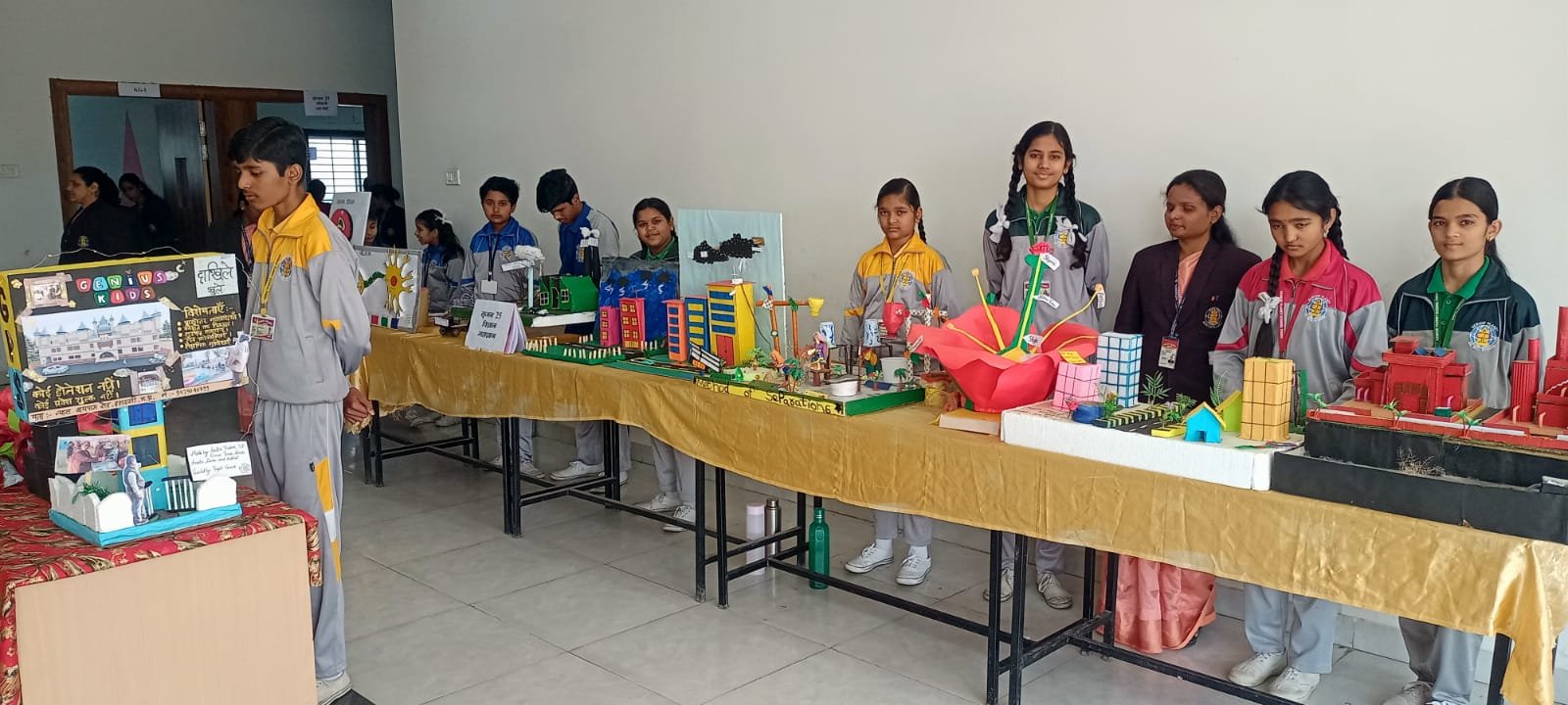 जीनियस प्लानेट स्कूल में साइंस प्रदर्शनी, चार्ट और मॉडल प्रदर्शित 1 Science exhibition, charts and models displayed at Genius Planet School