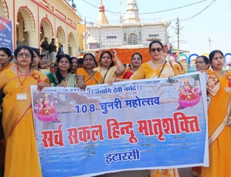 All Hindu Matri Shakti dedicated 108 Chunari to Mother Narmada.